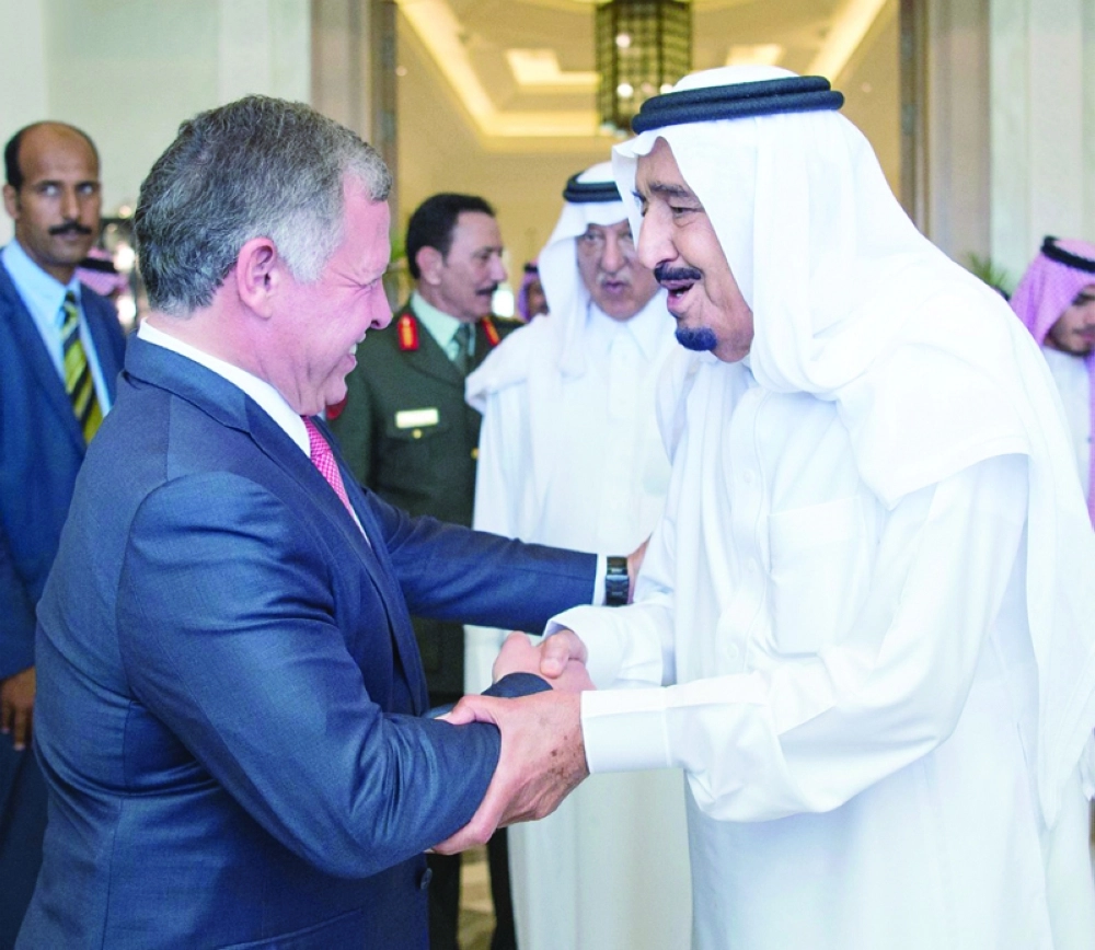 الملك سلمان مستقبلا الملك عبدالله الثاني ابن الحسين في طنجة أمس