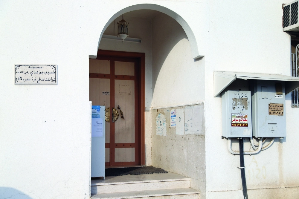 ملصقات تجارية على أحد مساجد مكة           (أحمد جابر)