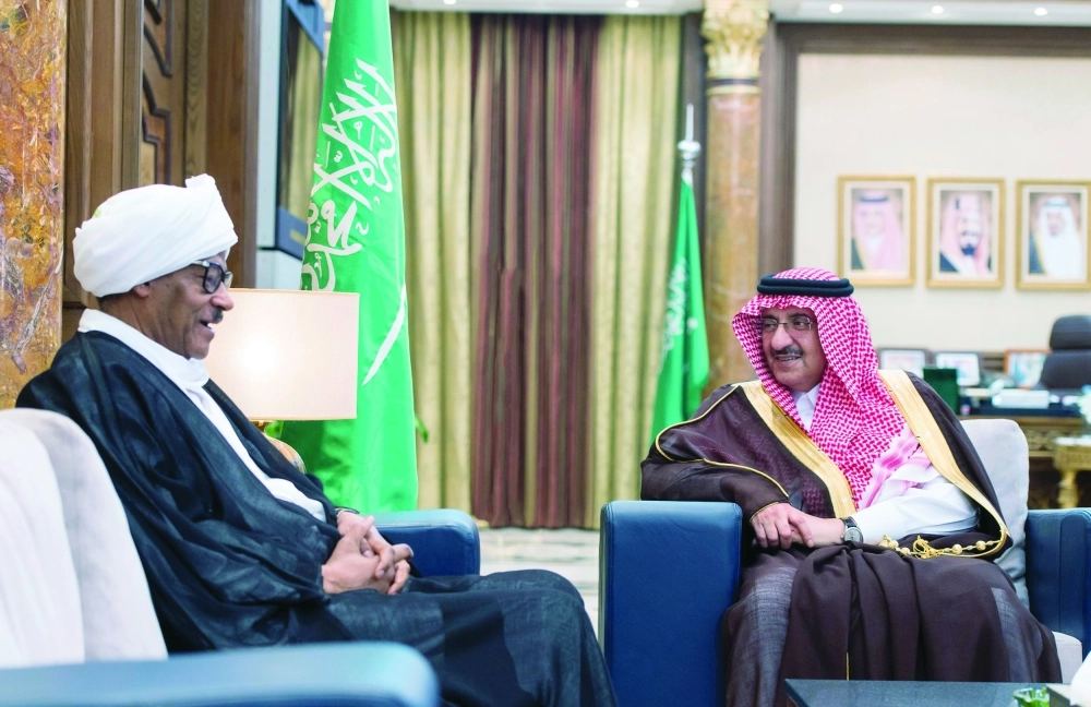 نائب خادم الحرمين خلال استقباله عبدالحافظ إبراهيم