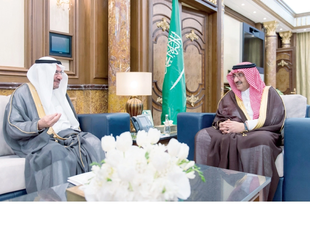 الأمير محمد بن نايف مستقبلا إياد مدني في جدة أمس الأول (واس)