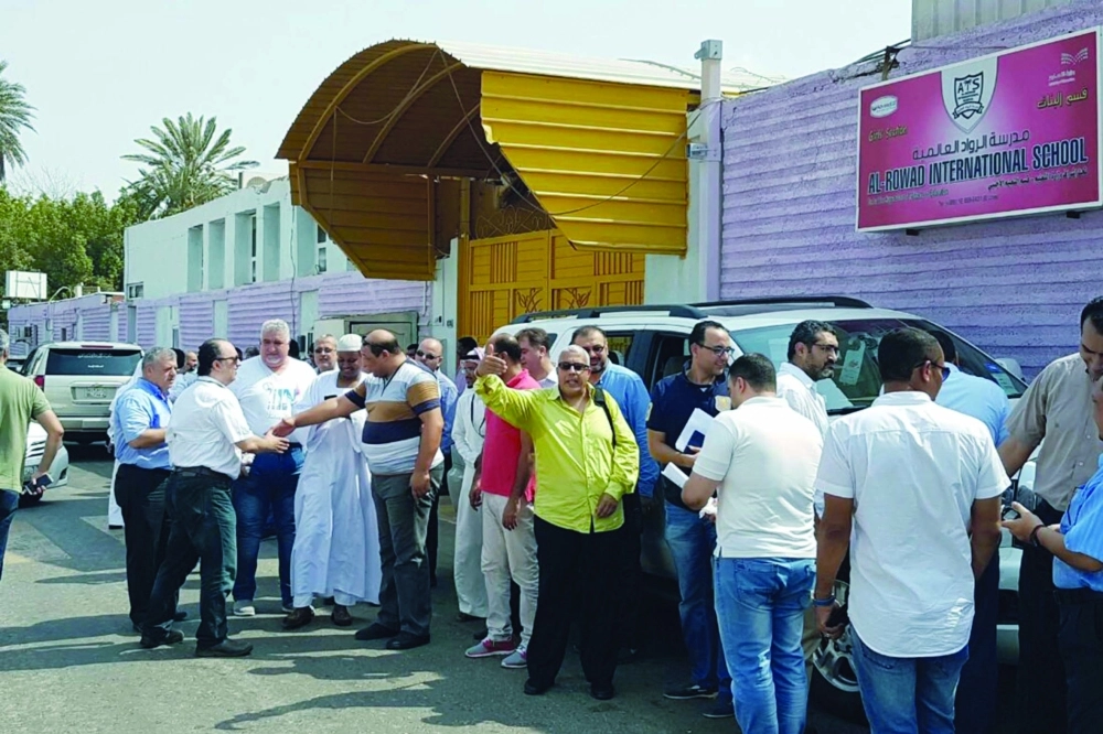 أولياء الأمور أمام المدرسة                          (مكة)