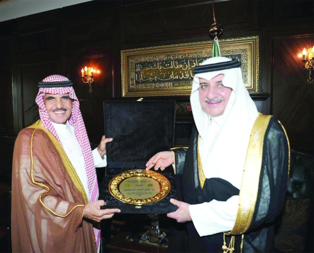 أمير تبوك يتسلم درعا تذكارية من نائب رئيس النصر