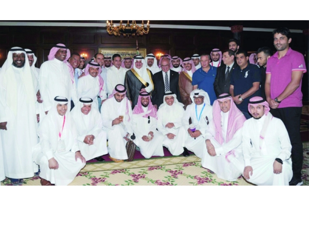 فهد بن سلطان يتوسط ضيوف الدورة             (مكة)