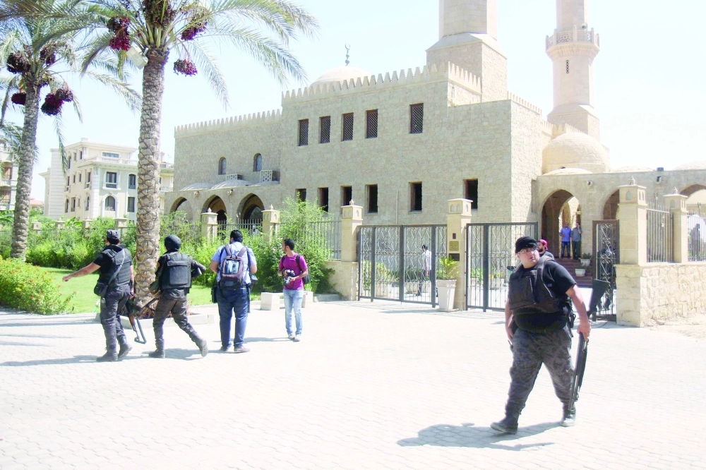 الشرطة المصرية أمام المسجد بعد محاولة اغتيال المفتي السابق (أ ف ب)