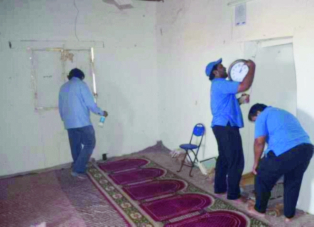 متطوعون يؤدون أعمال الصيانة في أحد المساجد                    (مكة) 