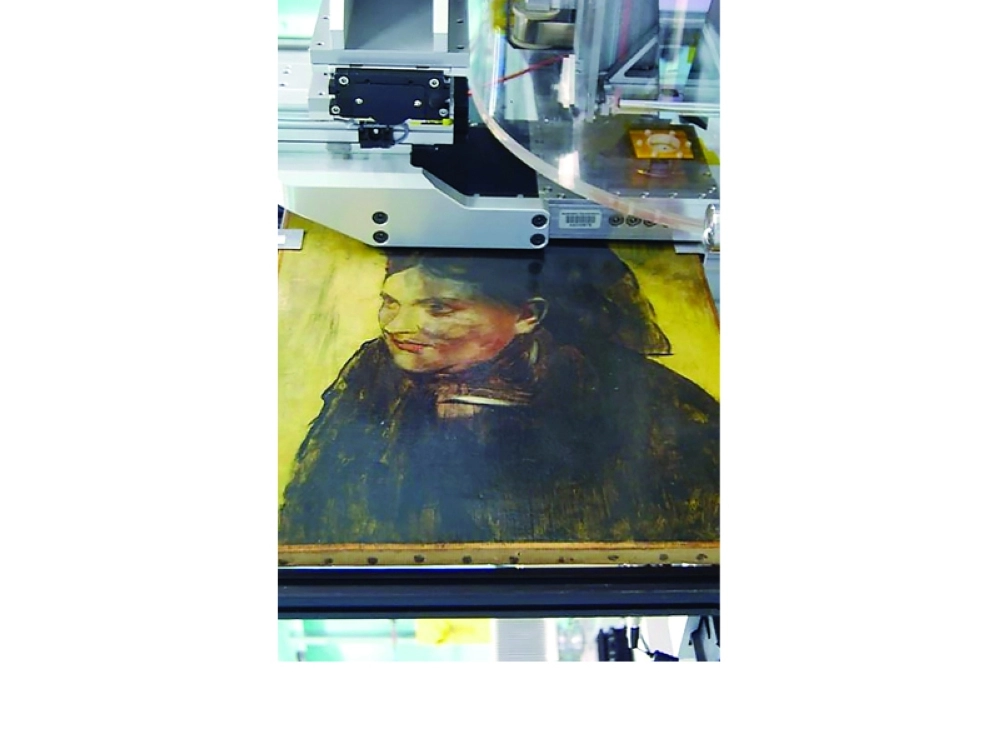 المرأة التي ظهرت في خلفية لوحة ادجار ديجا (يمين) وتبدو اللوحة الأصلية (يسار)             (أ ف ب)