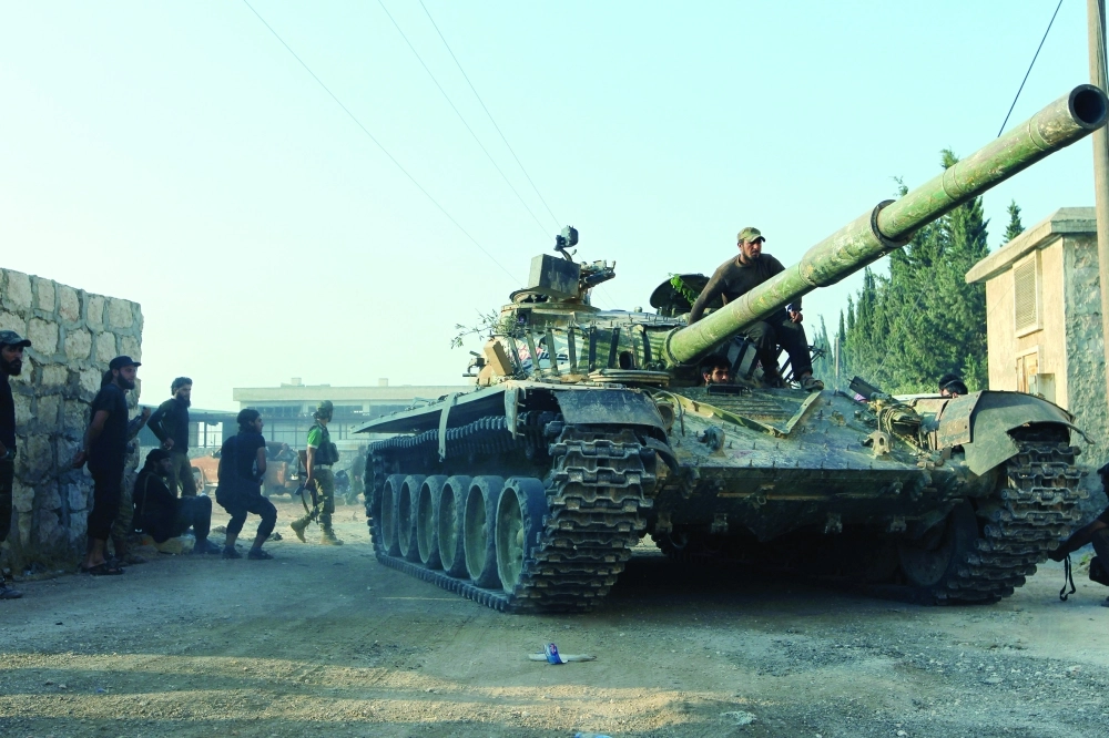 مقاتلو المعارضة يقتحمون أكاديمية المدفعية في جنوب حلب أمس                               (رويترز)