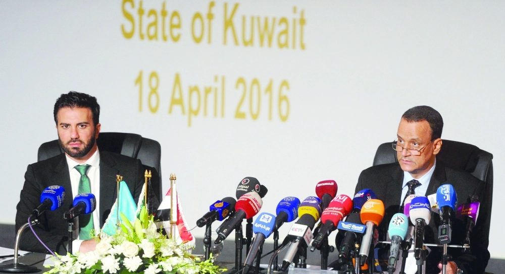 ولد الشيخ (يمين) في مؤتمر صحفي بالكويت أمس                          (أ ف ب)