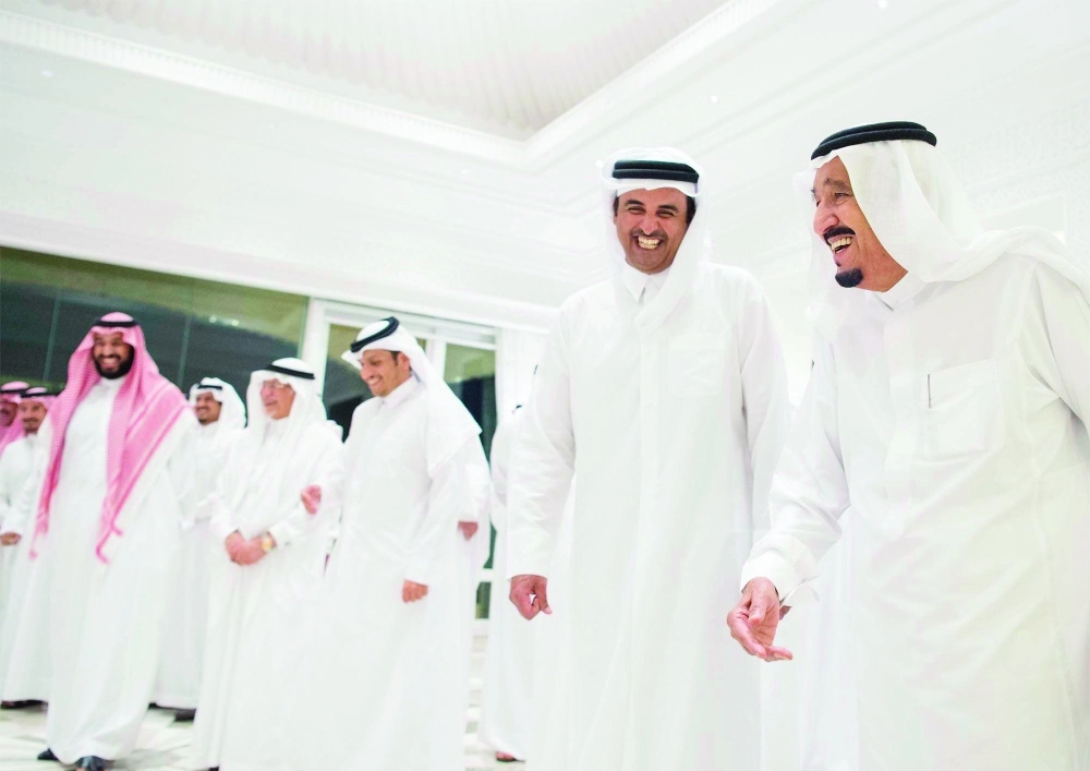 الملك سلمان لدى استقباله الشيخ تميم آل ثاني،في مقر إقامته بطنجة ( بندر الجلعود)