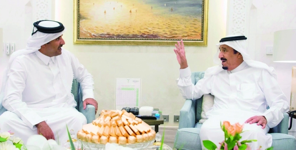 الملك سلمان والشيخ تميم آل ثاني خلال اللقاء