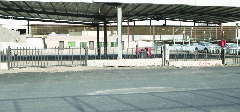 معارض فارغة في سوق السيارات بجدة          (علي القرني) 