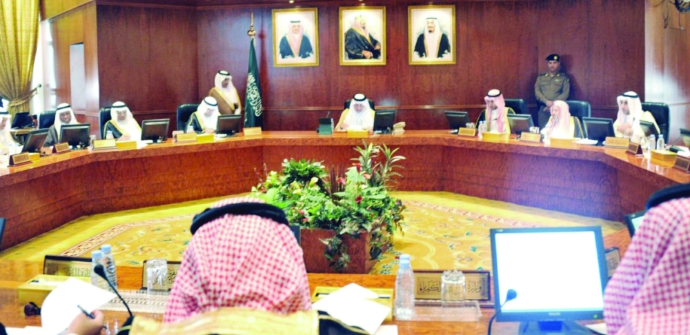 خالد الفيصل لدى ترؤسه اجتماع لجنة الحج المركزية (مكة)