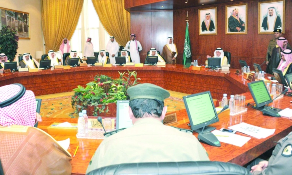 خالد الفيصل لدى ترؤسه اجتماع لجنة الحج المركزية (مكة) 