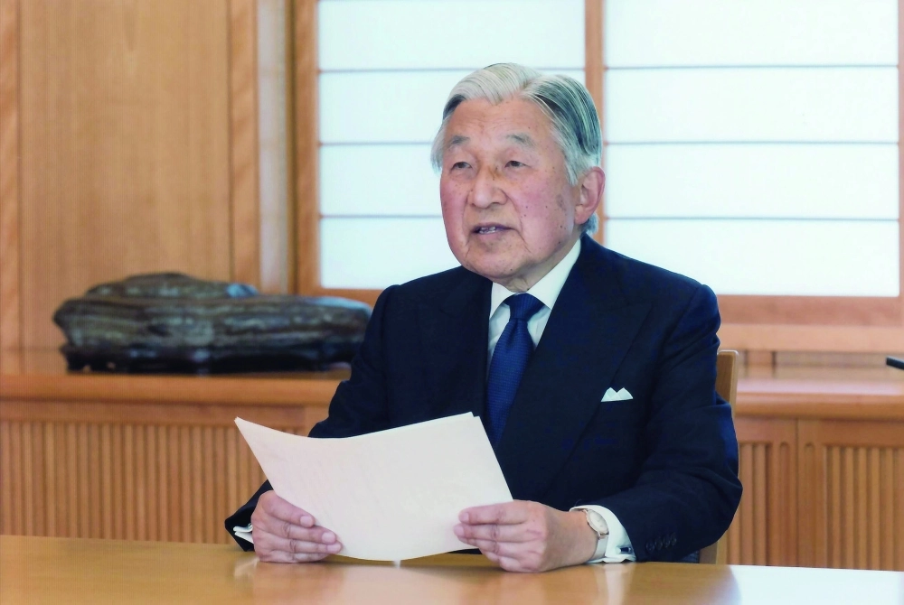 إمبراطور اليابان يلقي كلمة أمس (رويترز)