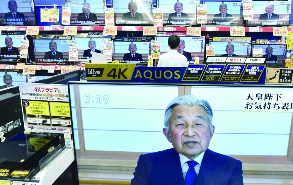 شاشات التلفزيون تنقل كلمة إمبراطور اليابان أمس (أ ف ب)