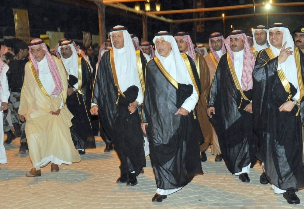 خالد الفيصل متجولا في أركان السوق (واس)