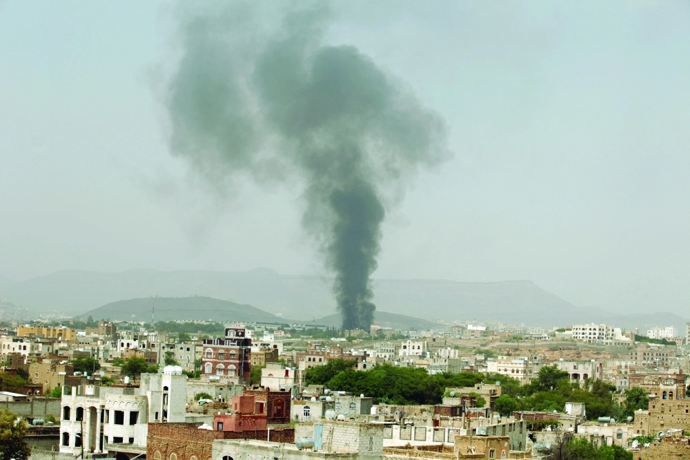 دخان يتصاعد إثر غارات للتحالف في محيط صنعاء أمس         (رويترز)