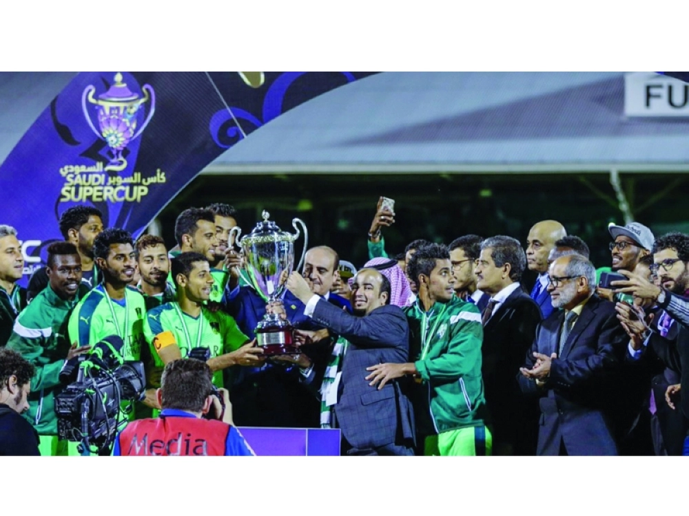 تتويج الأهلي بالبطولة للمرة الأولى                                                     (مكة)