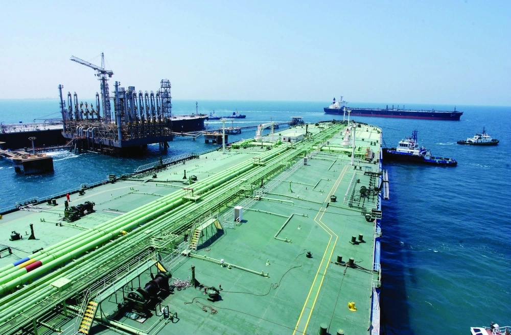 ناقلات تحمل النفط في ميناء رأس تنورة                               (مكة)