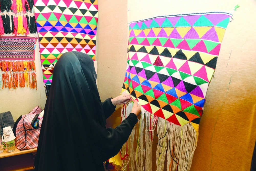 امرأة تنسج داخل جناحها             (أحمد جابر)