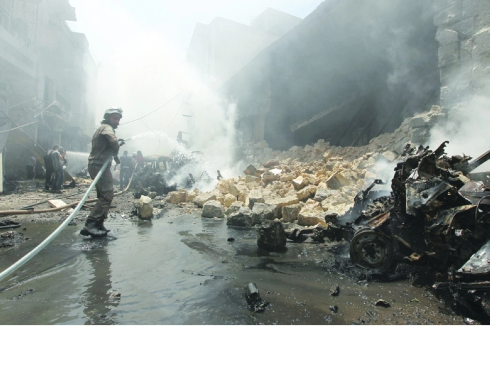 الدفاع المدني يحاول إخماد حريق إثر غارة للنظام على إدلب        (رويترز)