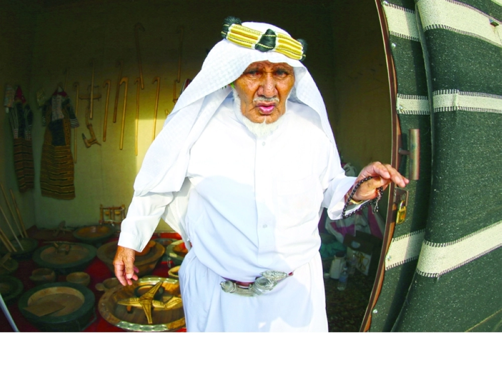 مسن مشارك في سوق عكاظ