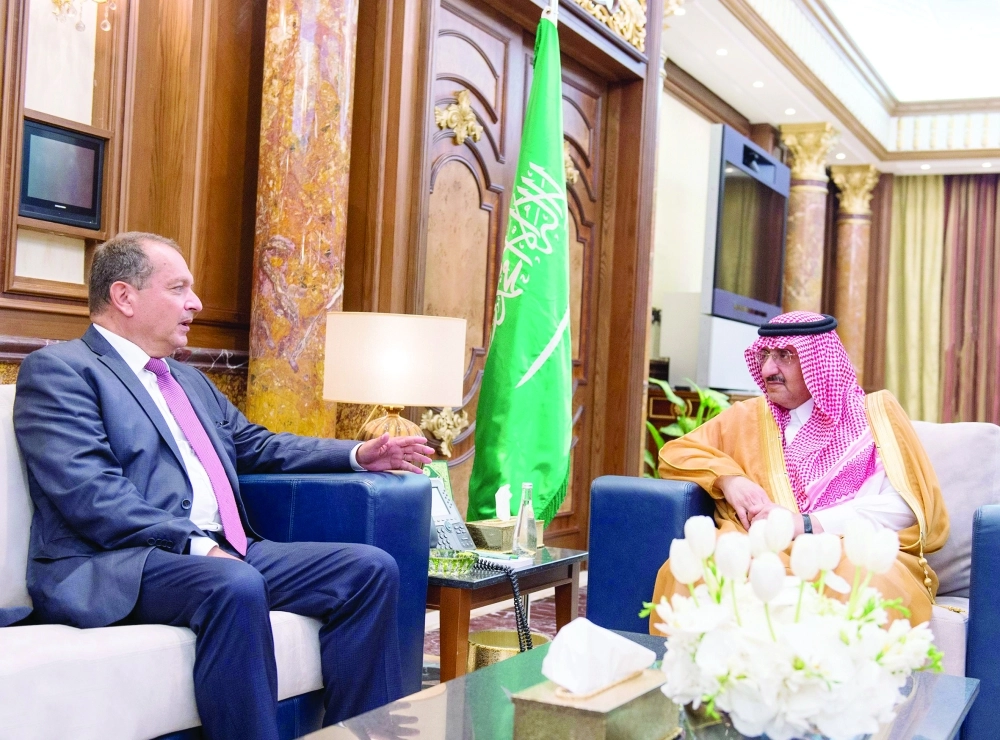 الأمير محمد بن نايف لدى استقباله سايمون كوليس