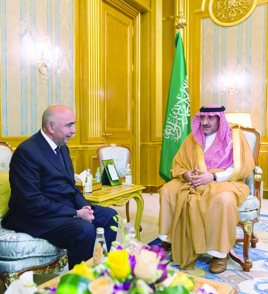 نائب خادم الحرمين خلال استقباله كاكايوف يغشي قلدي                               (واس)