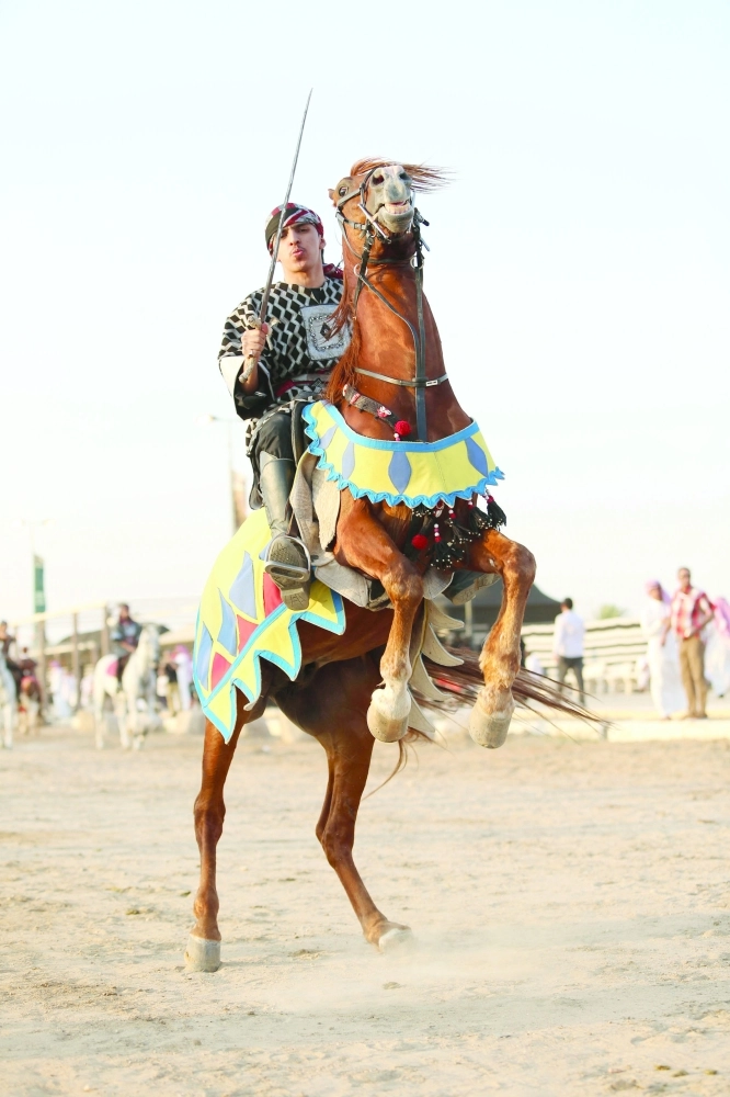 فارس يستعرض مهاراته بجادة عكاظ               (مكة)