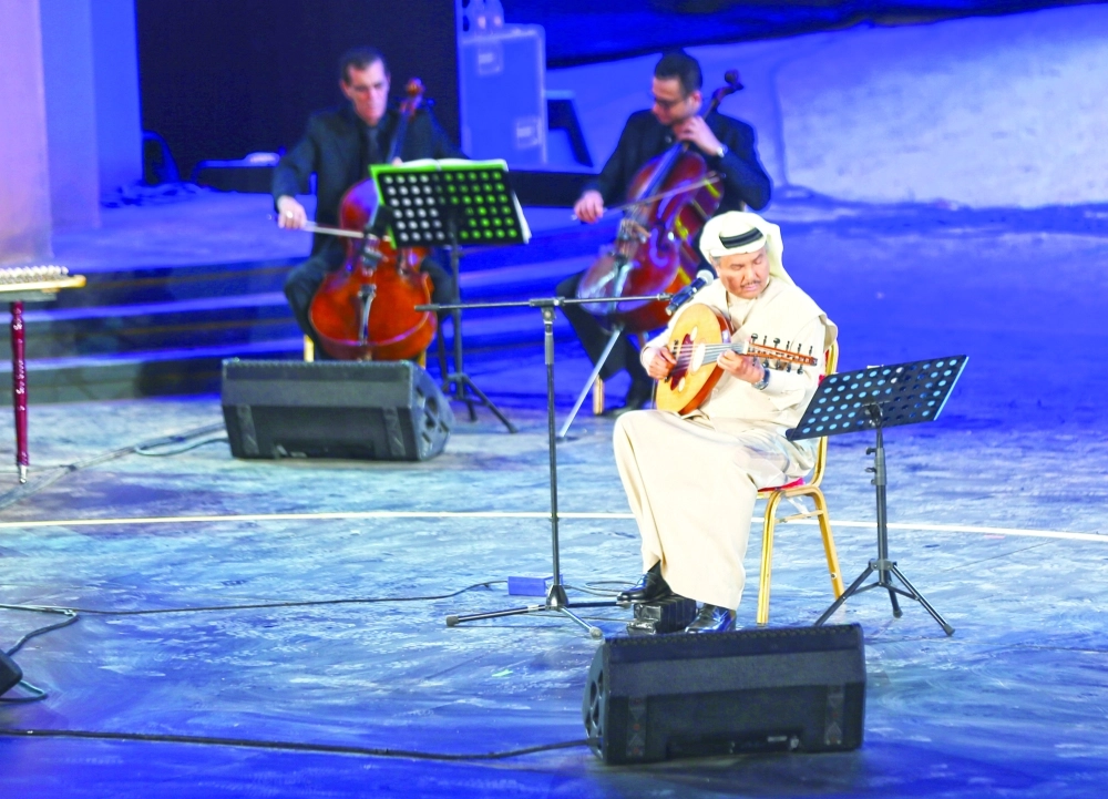 محمد عبده على المسرح في حفلة أمس