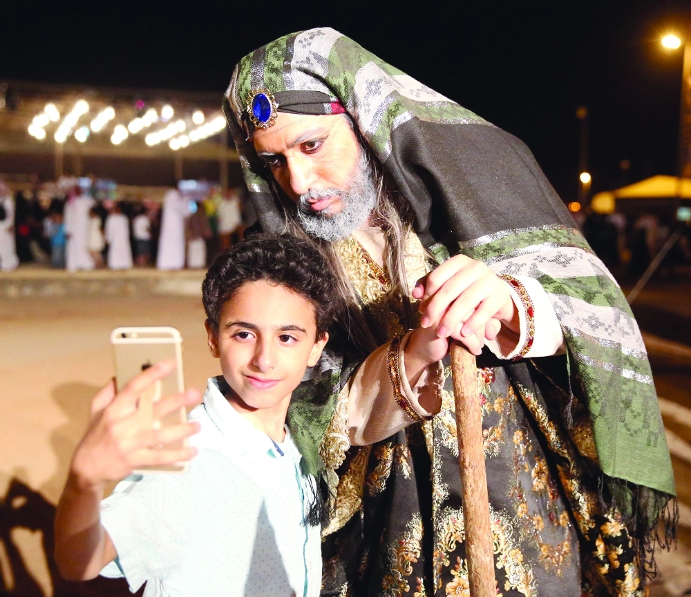 سيلفي مع أحد الممثلين        (ياسر بخش)