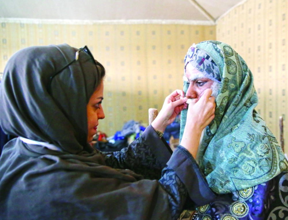 دالين أثناء العمل على المكياج لإحدى الشخصيات                   (ياسر بخش)