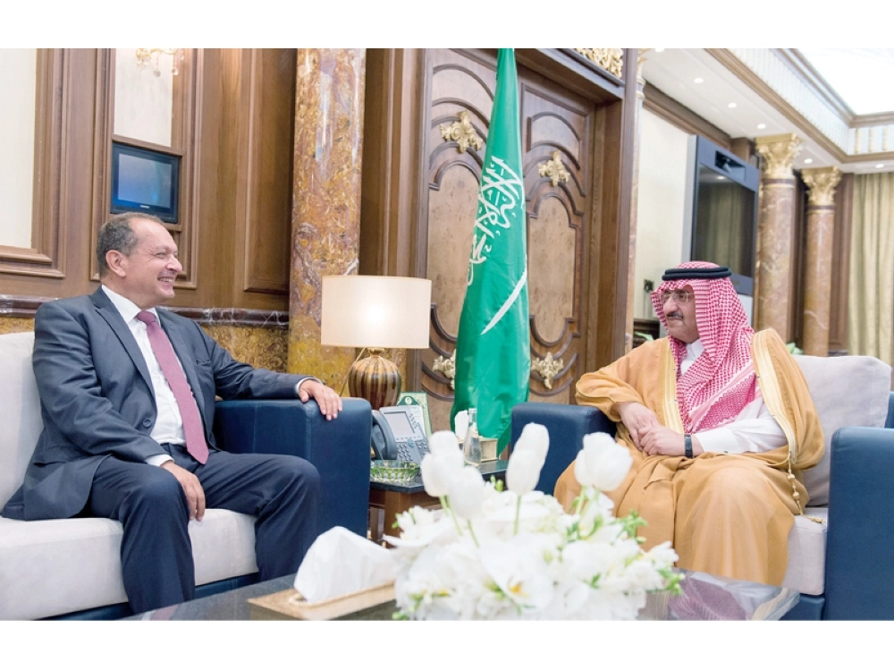 الأمير محمد بن نايف مستقبلا سايمون كوليس في جدة أمس الأول ( واس )