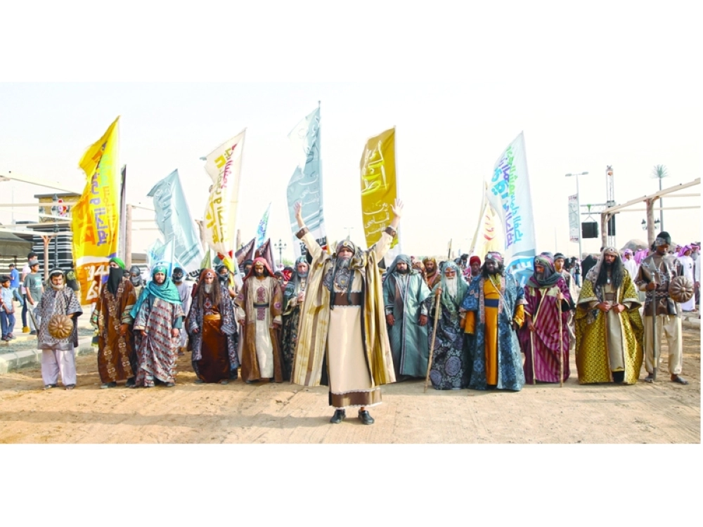 ممثلون في جادة عكاظ أثناء العرض