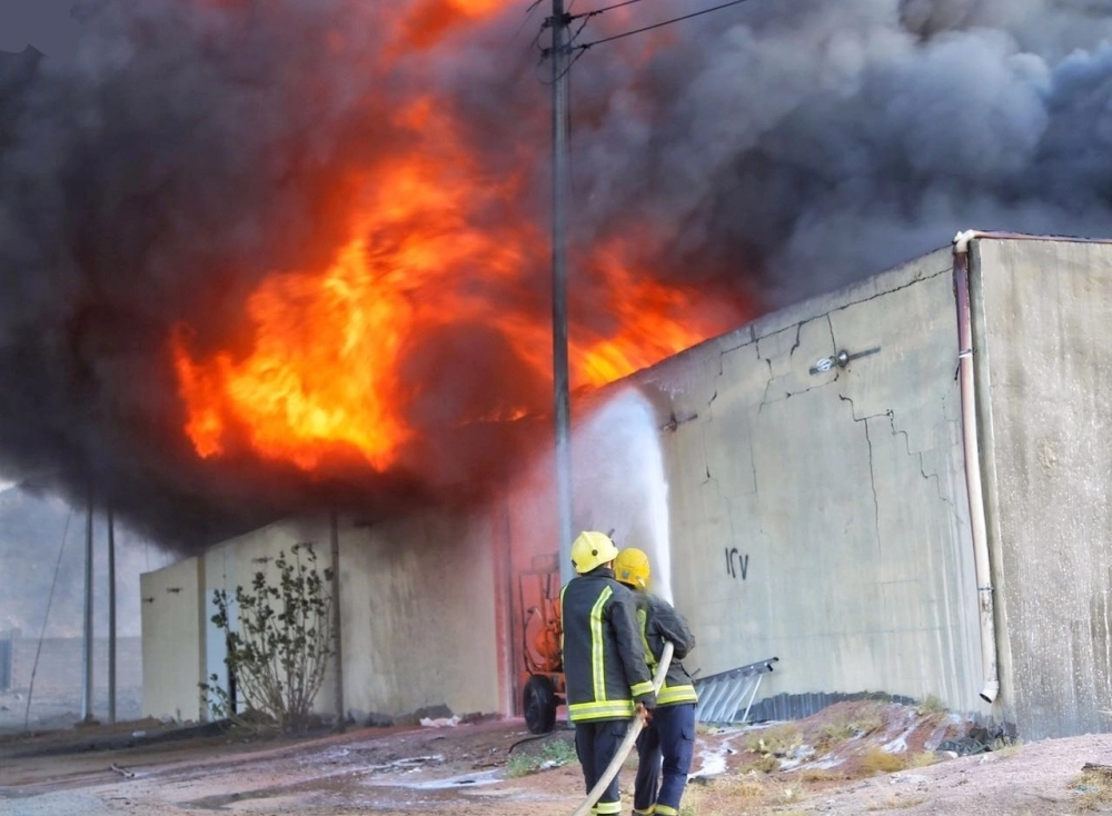 ألسنة النيران تتصاعد من الموقع (واس)