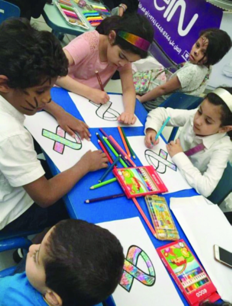 أطفال يرسمون في الجمعية السعودية للتوحد                    (مكة)