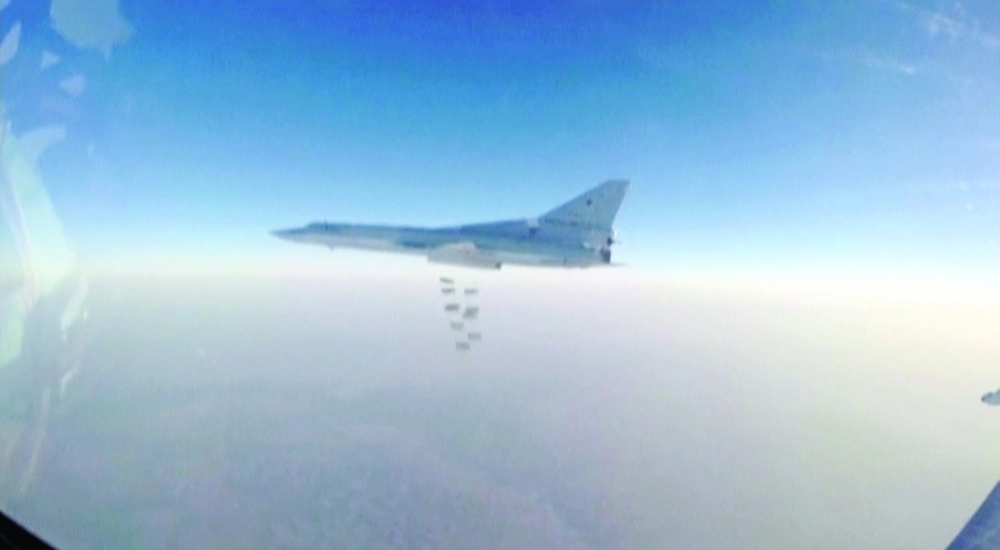 قاذفة روسية تلقي قنابل في سوريا (روسية)