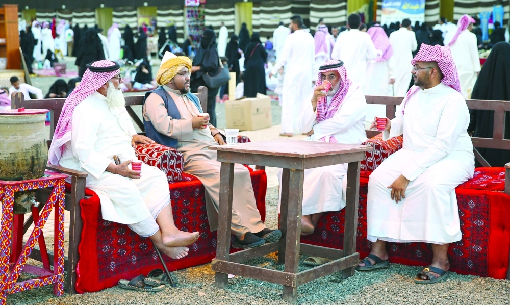 زوار يتبادلون الأحاديث بمركاز جادة عكاظ