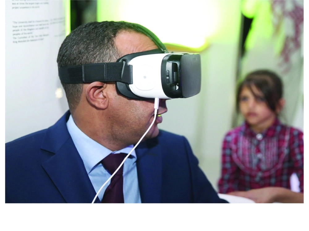 زائر يجرب تقنية العالم الافتراضي                        (ياسر بخش)