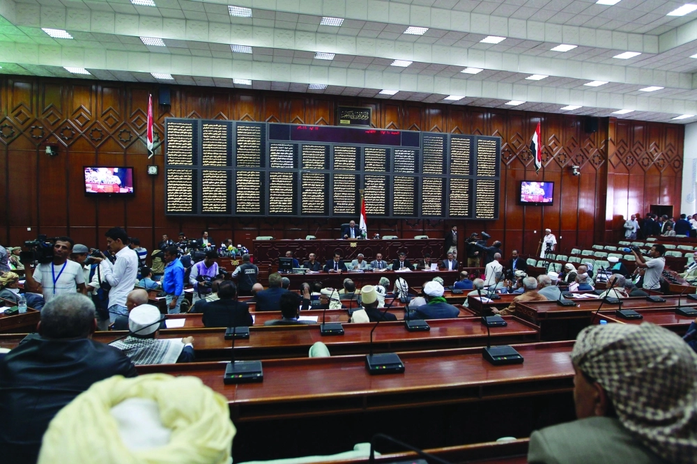 نواب الحوثي وصالح خلال جلسة لبرلمان الانقلاب في صنعاء أمس                 (أ ف ب)