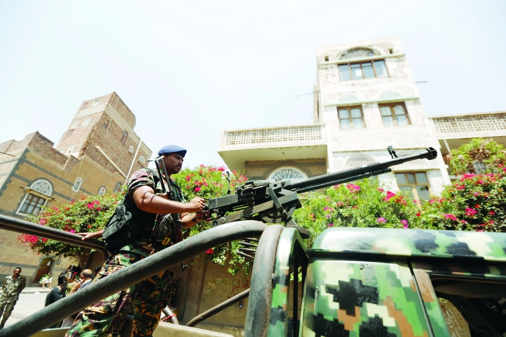 جندي من الانقلاب فوق مدر عة وسط حراسة مشددة حول البرلمان بصنعاء أمس