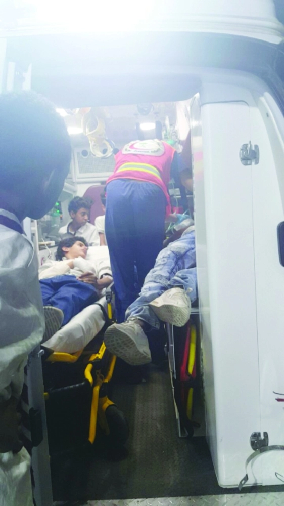 المصابون خلال نقلهم إلى المستشفى                                            (مكة)