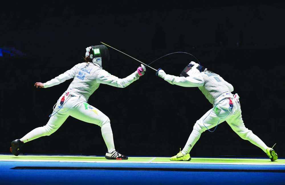 لبنى العمير في مواجهتها ضد البرازيلية تايس بسلاح الشيش                (أ ب) 