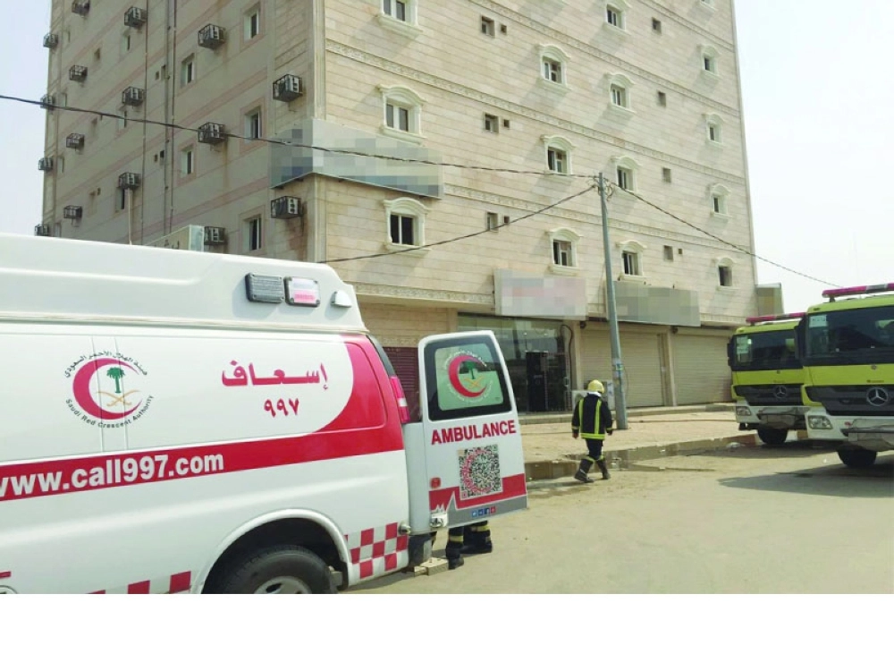 فرق الدفاع المدني والهلال الأحمر لحظة مباشرة الحريق          (مكة) 