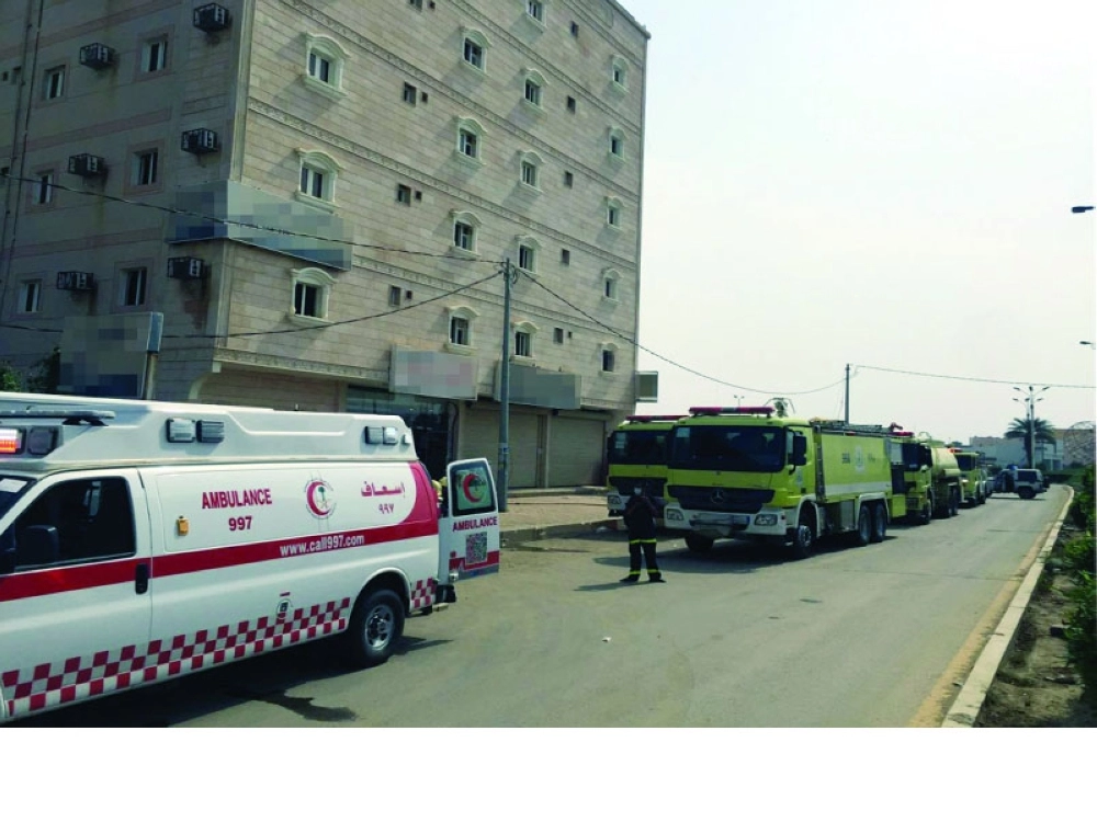 فرق الدفاع المدني والهلال الأحمر لحظة مباشرة الحريق          (مكة