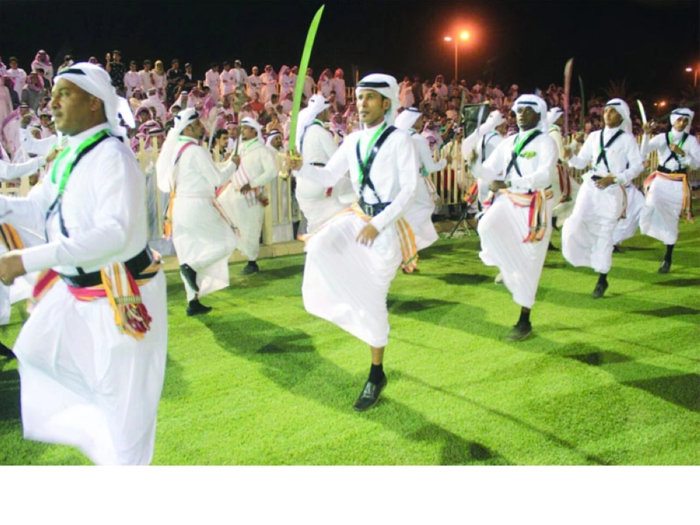 إحدى الفرق تؤدي رقصة شعبية 