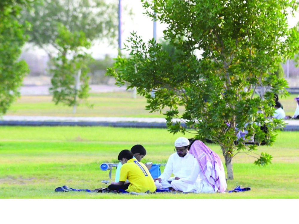 زوار يستريحون على أطراف السوق 