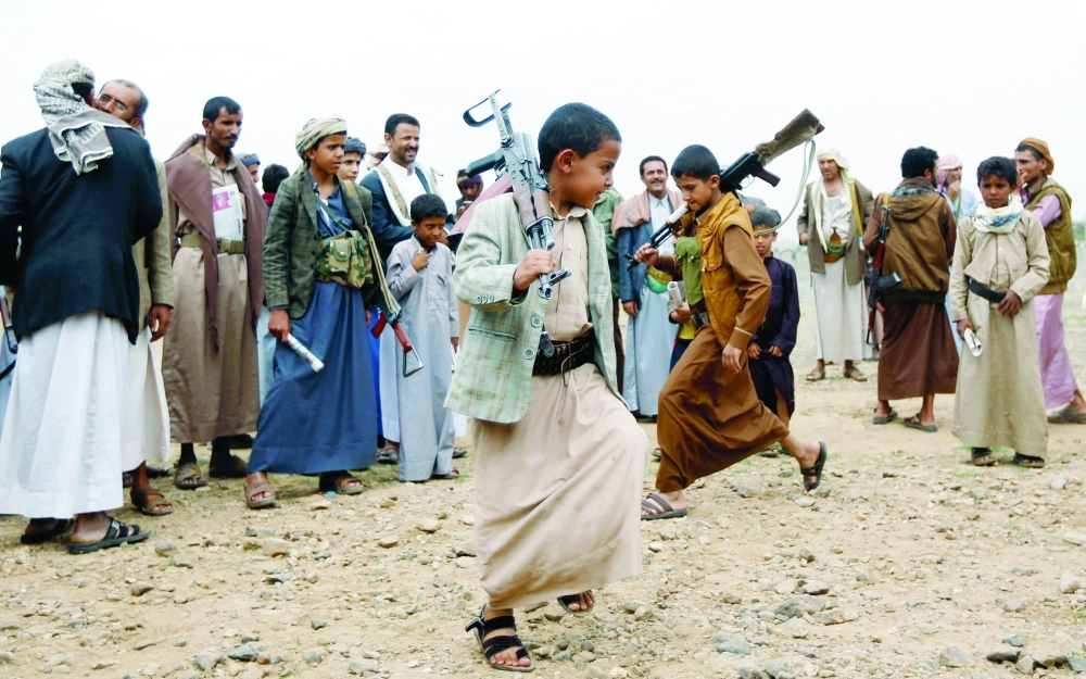 أطفال جندتهم الميليشيات الحوثية خلال مناسبة في صنعاء اليوم (رويترز)