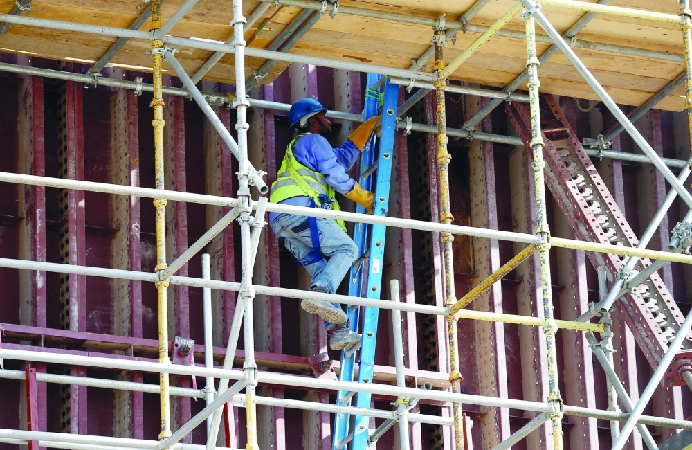 عمالة آسيوية بأحد مشاريع البناء بالرياض                             (مكة)