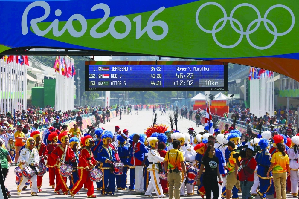 اسم المتسابقة السعودية سارة عطار على لوحة الكترونية أثناء سباق الماراثون (رويترز)